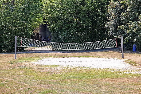 Beachvolleyballfeld an der Mainbr&uuml;cke.