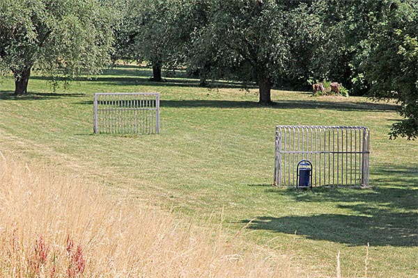 Bolzplatz hinter dem Bootshaus