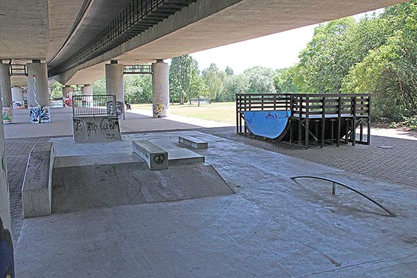 Skateranlage unter der Mainbrücke