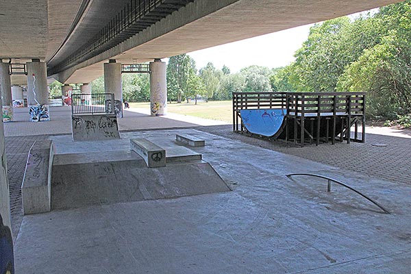 Skateranlage unter der Mainbr&uuml;cke