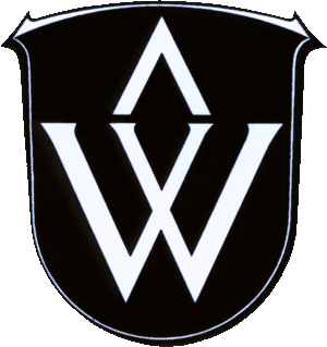 Das Wickerer Wappen nimmt den ersten Buchstaben des Ortsnamens auf. Dar&uuml;ber steht ein Sparren, der an die Herrschaft der Eppsteiner Grafen &uuml;ber Wicker erinnert.