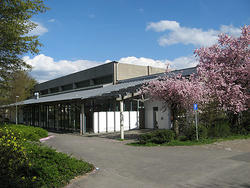 Die Weilbachhalle in der Schulstraße.