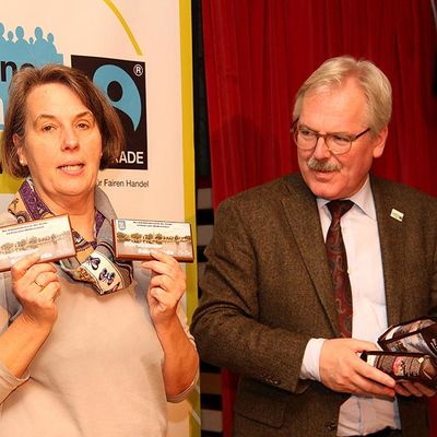 Erste Stadträtin Renate Mohr (l.) und Bürgermeister Dr. Bernd Blisch präsentierten die Flörsheimer Fairtrade-Schokolade und den Fairtrade-Kaffee.
