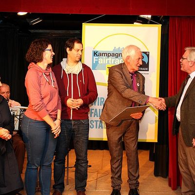 Fairtrade-Ehrenbotschafter Manfred Holz (2.v.r.) gratulierte Bürgermeister Dr. Blisch (r.) zur Ernennung Flörsheims zur Fairtrade-Stadt.