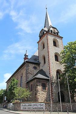 Das Foto zeigt die Flörsheimer St.-Gallus-Kirche.