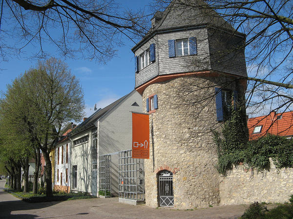 Der historische Mainturm beherbergt das Kunstforum Mainturm.