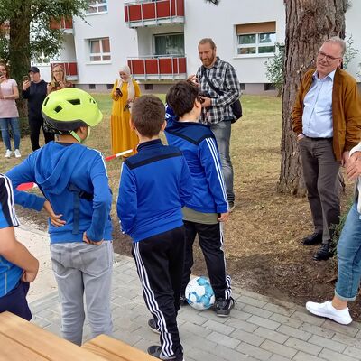 Bürgermeister Dr. Bernd Blisch und die Erste Stadträtin Renate Mohr begrüßen die Kinder und Eltern auf dem neu gestalteten Spielplatz