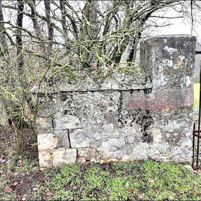 Beschädigte Mauer am Tor des jüdischen Friedhofs vor der Sanierung 2022
