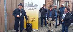Bürgermeister Dr. Bernd Blisch, gleichsam 2. Vorsitzender des Vereines Stolpersteine Flörsheim e.V., begrüßt die Anwesenden.