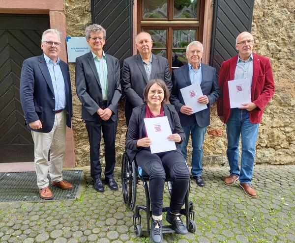 Wechsel im Flörsheimer Schiedsamt (von links nach rechts): Bürgermeister Dr. Bernd Blisch; Stefan Althaus, Dr. Peter Binstadt, Sylvia Graas; Manfred Schäfer sowie Jürgen Roth. 