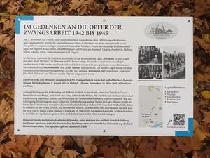 Auf der Informationstafel wird die Geschichte der Zwangsarbeiter in Flörsheim dargestellt.
