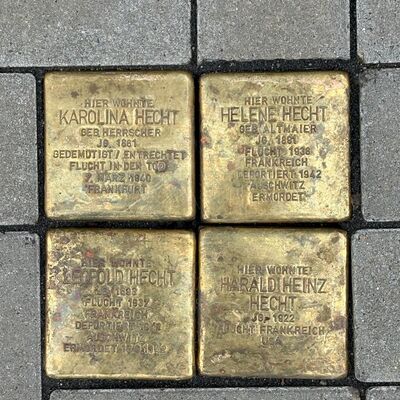 Vier Stolpersteine vor dem Haus Plattstra&szlig;e 39 f&uuml;r Familie Hecht