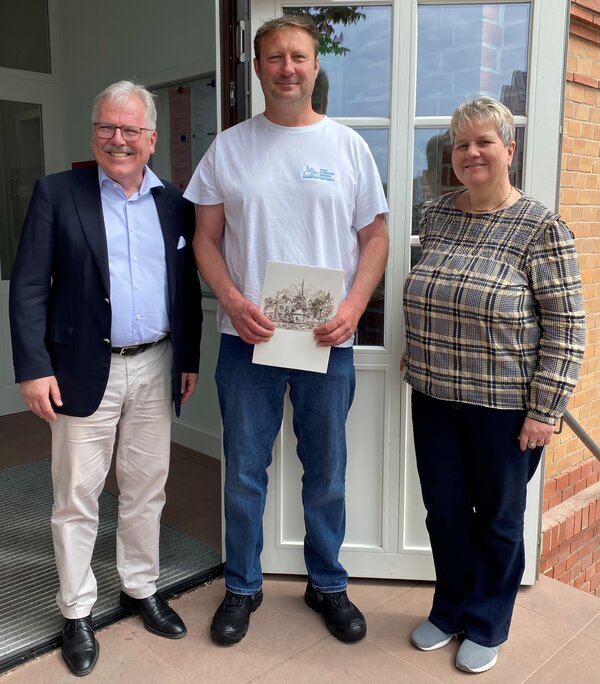 Ronny G�bel blickt mit B�rgermeister Dr. Bernd Blisch und Betriebsleiterin Mechthilt Simon auf 25 Jahre im �ffentlichen Dienst zur�ck.