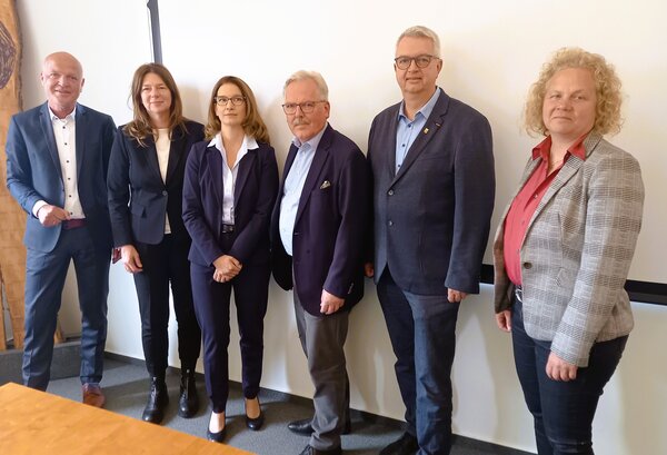 Gemeinsam gegen das geplante Flughafen-Betriebskonzept (von links nach rechts): Daniel Philipp, Christiane Hinninger, Heike Seibert, Dr. Bernd Blisch, Dirk Westedt und Janina Steinkr�ger.