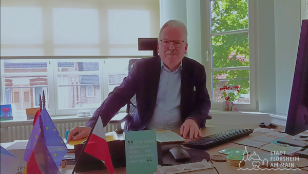 B�rgermeister Dr. Bernd Blisch berichtet �ber das gemeinsame Vorgehen gegen das von Fraport AG und DFS Deutsche Flugsicherung GmbH geplante neue Betriebskonzept.