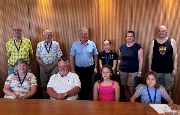 (hinten von links nach rechts) Hans-Peter Schnellb�cher, Helmut Kraft, B�rgermeister Dr. Bernd Blisch, Heidi W�st, Ilonka Mohr und Michael Ress, (vorne): Kornelia Schnellb�cher, Robert Blisch sowie die Geschwister Letizia Adele und Vivienne Grace Gross.
