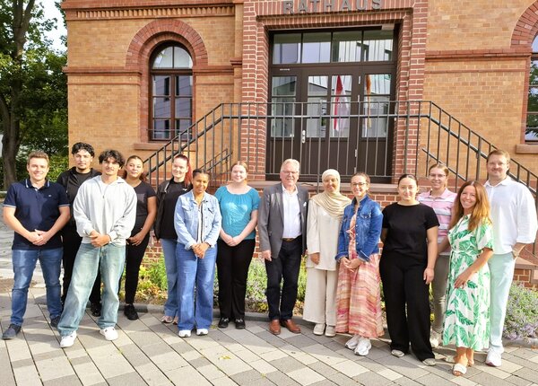  B�rgermeister Dr. Bernd Blisch empfing die neuen Auszubildenden im Rathaus gemeinsam mit Benjamin K�hnreich, Doroth�e Haasis-Mai und Fabian B�rger sowie Lena Hauzel.