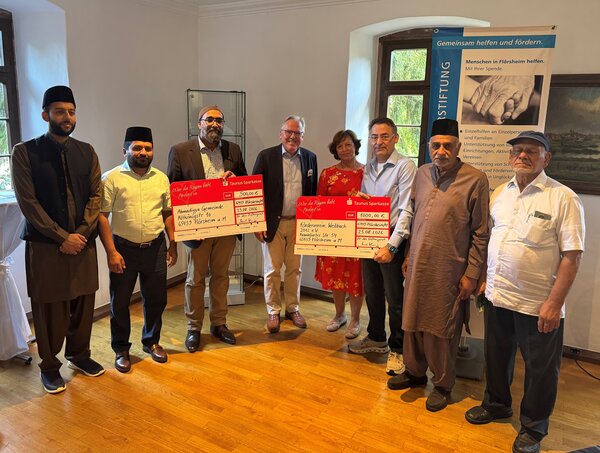 Den Ehrenamtspreis der Fl�rsheimer B�rgerstiftung durften in diesem Jahr die Vertreterinnen und Vertreter von zwei verschiedenen Preistr�gern entgegennehmen: vom F�rderverein Weilbach 2012 e.V. sowie von der Ahmadiyya Muslim Gemeinde.
