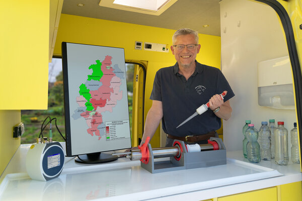 Matthias Alrbecht untersucht Brunnenwasser im Labormobil.