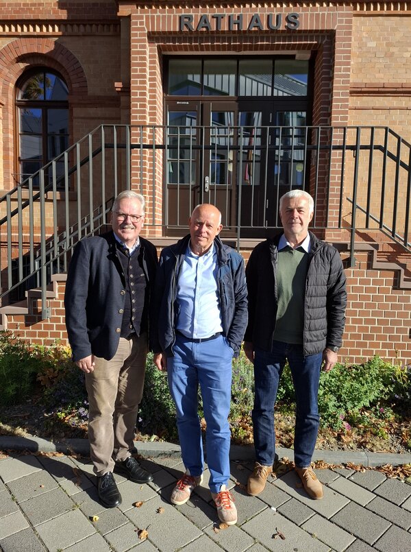 �Stab�bergabe� bei der Existenzgr�ndersprechstunde (von links nach rechts): B�rgermeister Dr. Bernd Blisch, J�rgen Heise und Eberhard Kolb.